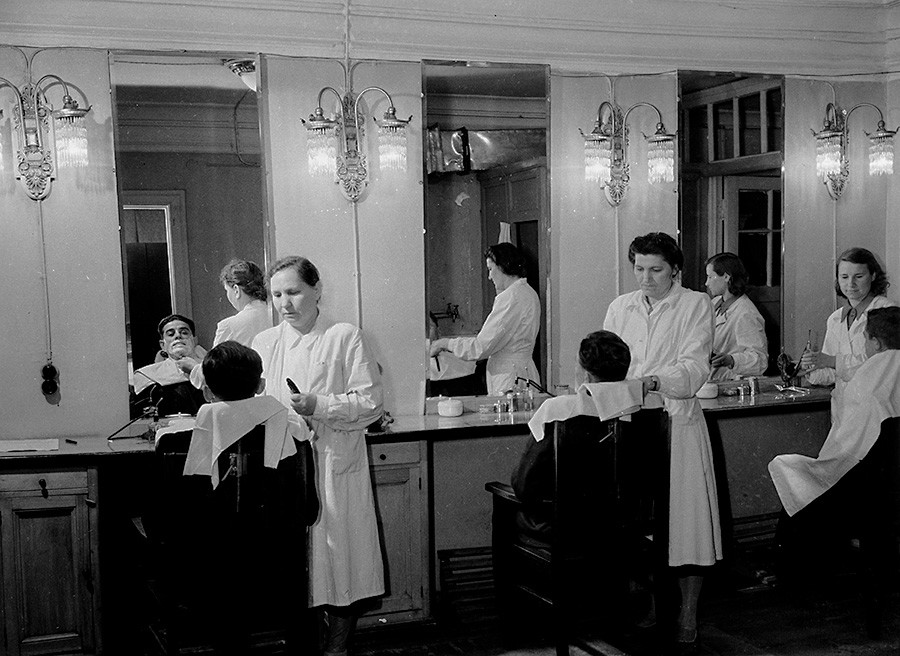 В парикмахерской, 1956 