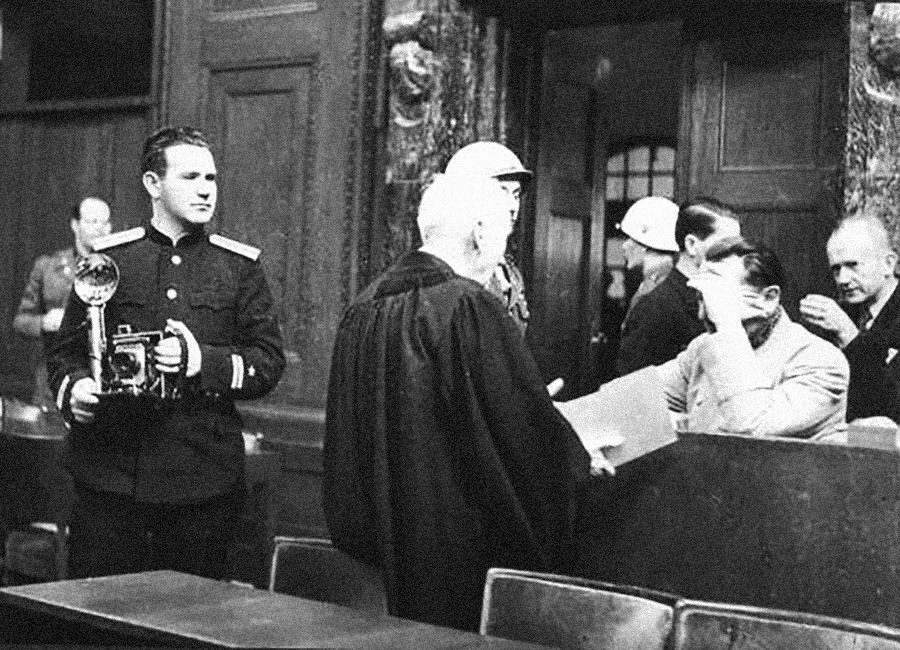 Халдей рядом с Германом Герингом на Нюрнбергском процессе.