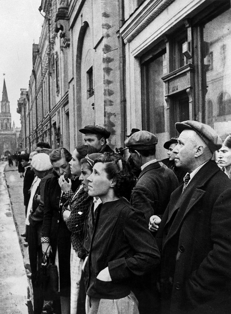 Москвичи слушают об объявлении войны 22 июня 1941 года.