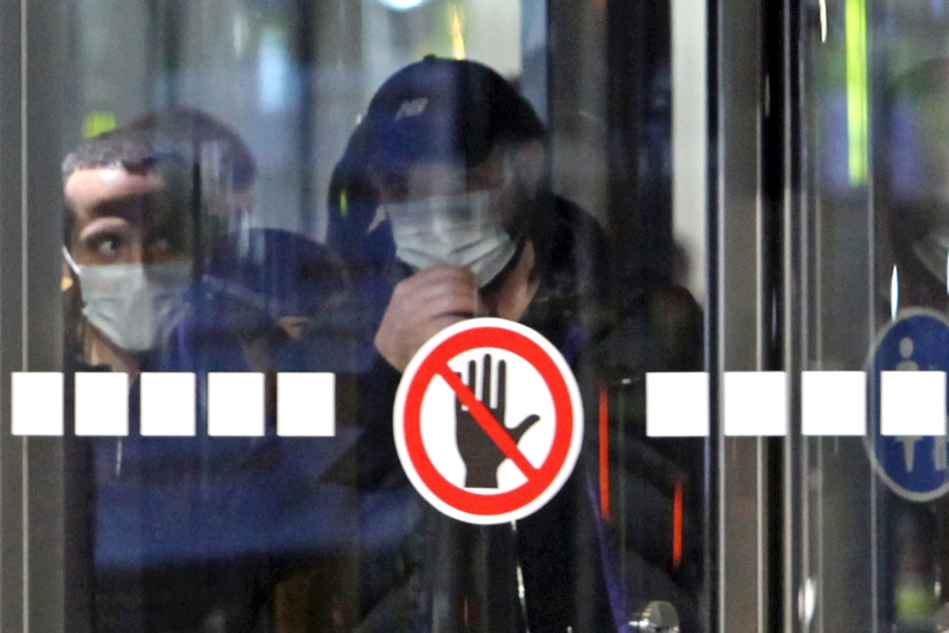 Penumpang hendak keluar dari gedung Bandara Domodedovo, Rabu (18/3).