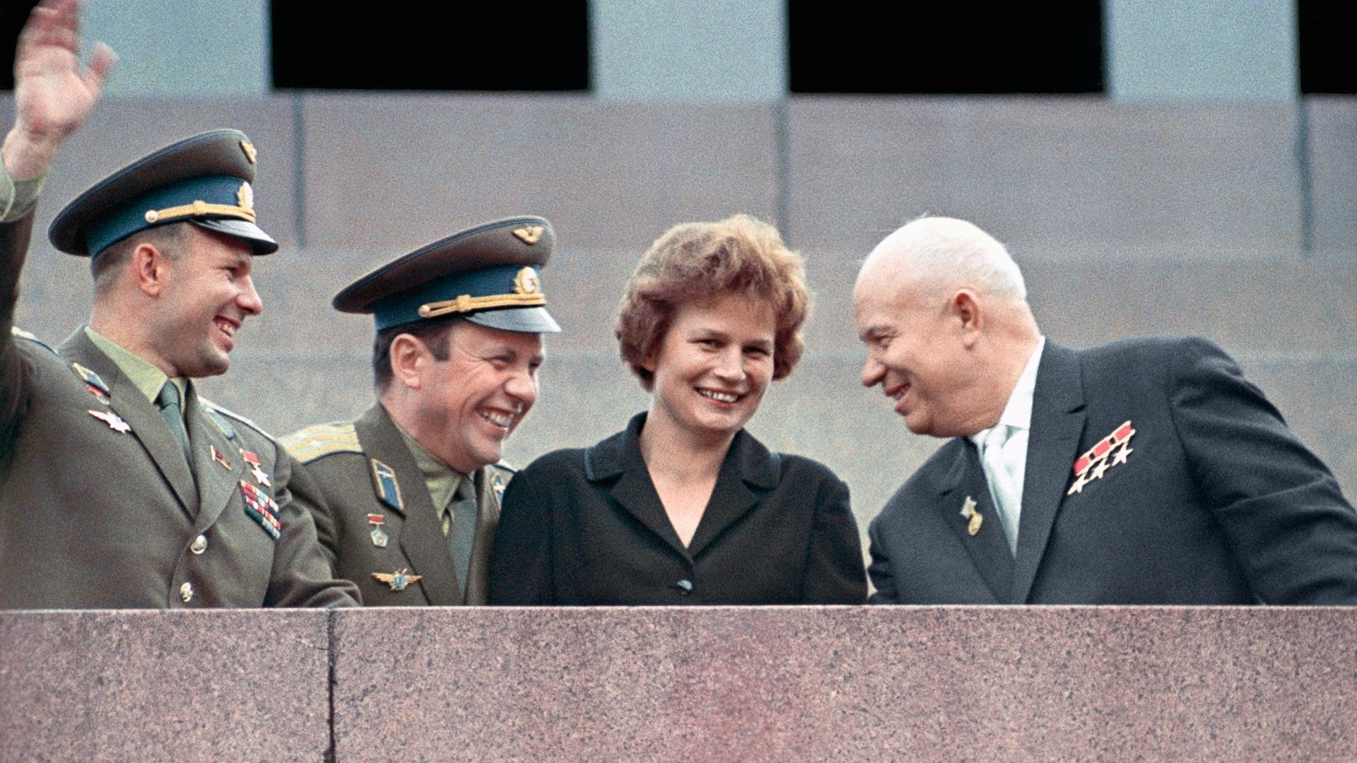 Prvi sekretar CK KPSZ Nikita Hruščov in kozmonavti Valentina Tereškova, Pavel Popovič in Jurij Gagarin (z desne proti levi) na tribuni Leninovega mavzoleja.