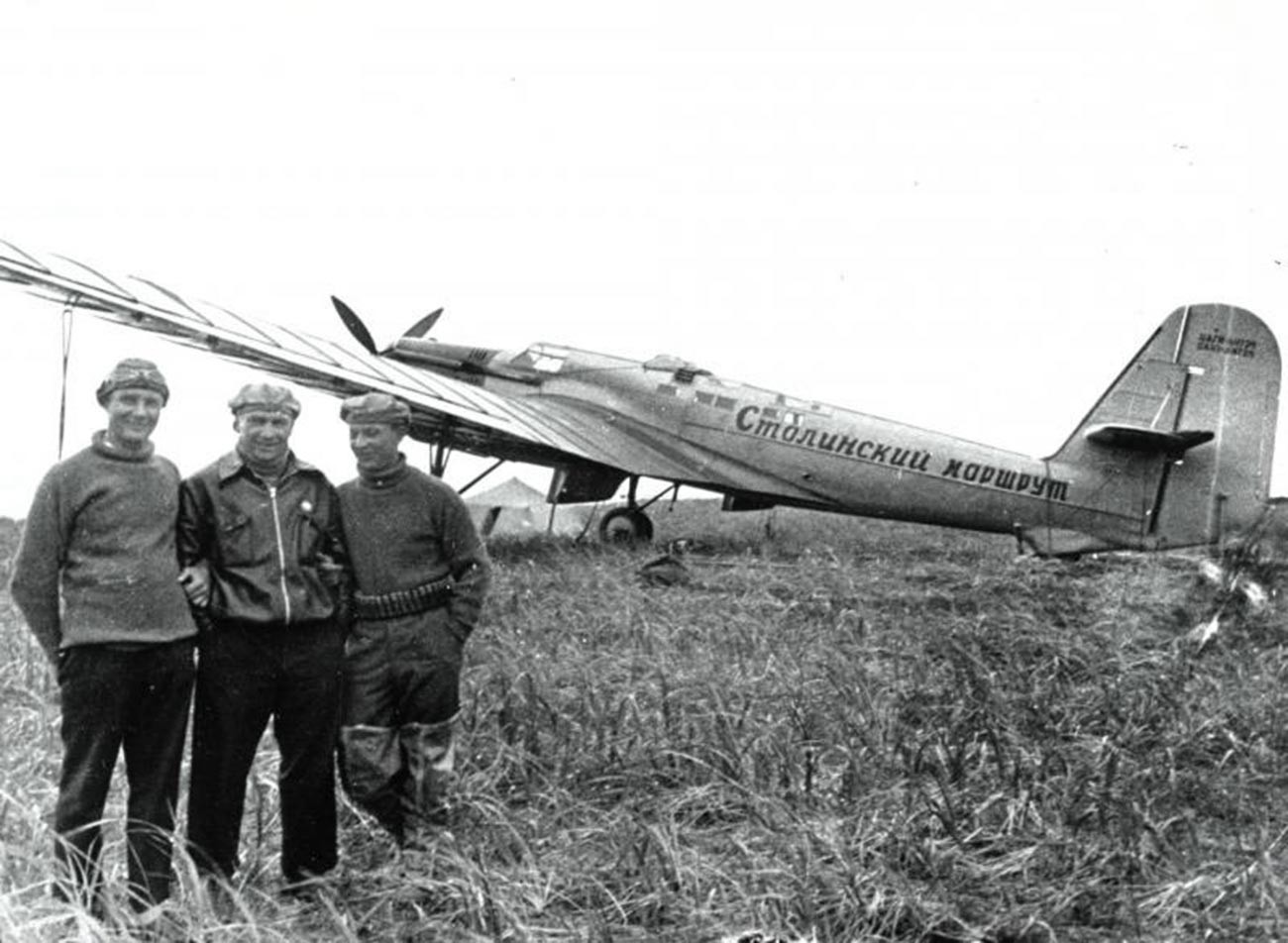Posadka Čkalova (na sredini) po poletu julija 1936.
