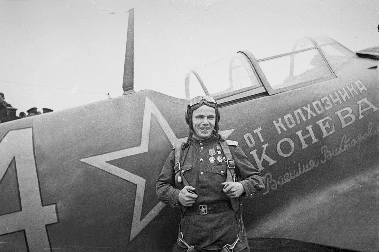 Heroj Sovjetske zveze, komandir 240. lovskega letalskega polka Ivan Kožedub ob letalu La-5FN.


