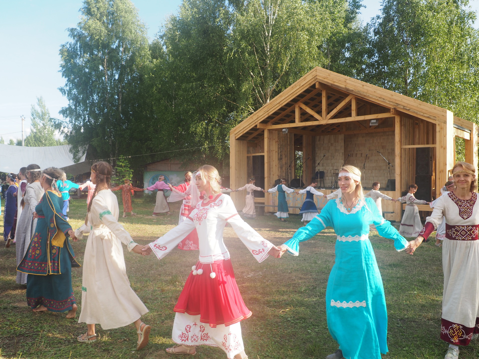 Plesanje kola v tradicionalnih slovanskih oblačilih na festivalu Dobra Zemlja.
