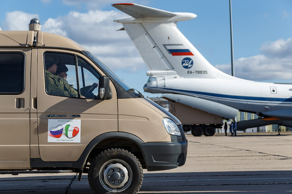 Руската армија испраќа медицинска опрема и материјал во Италија од аеродромот во Московската област.