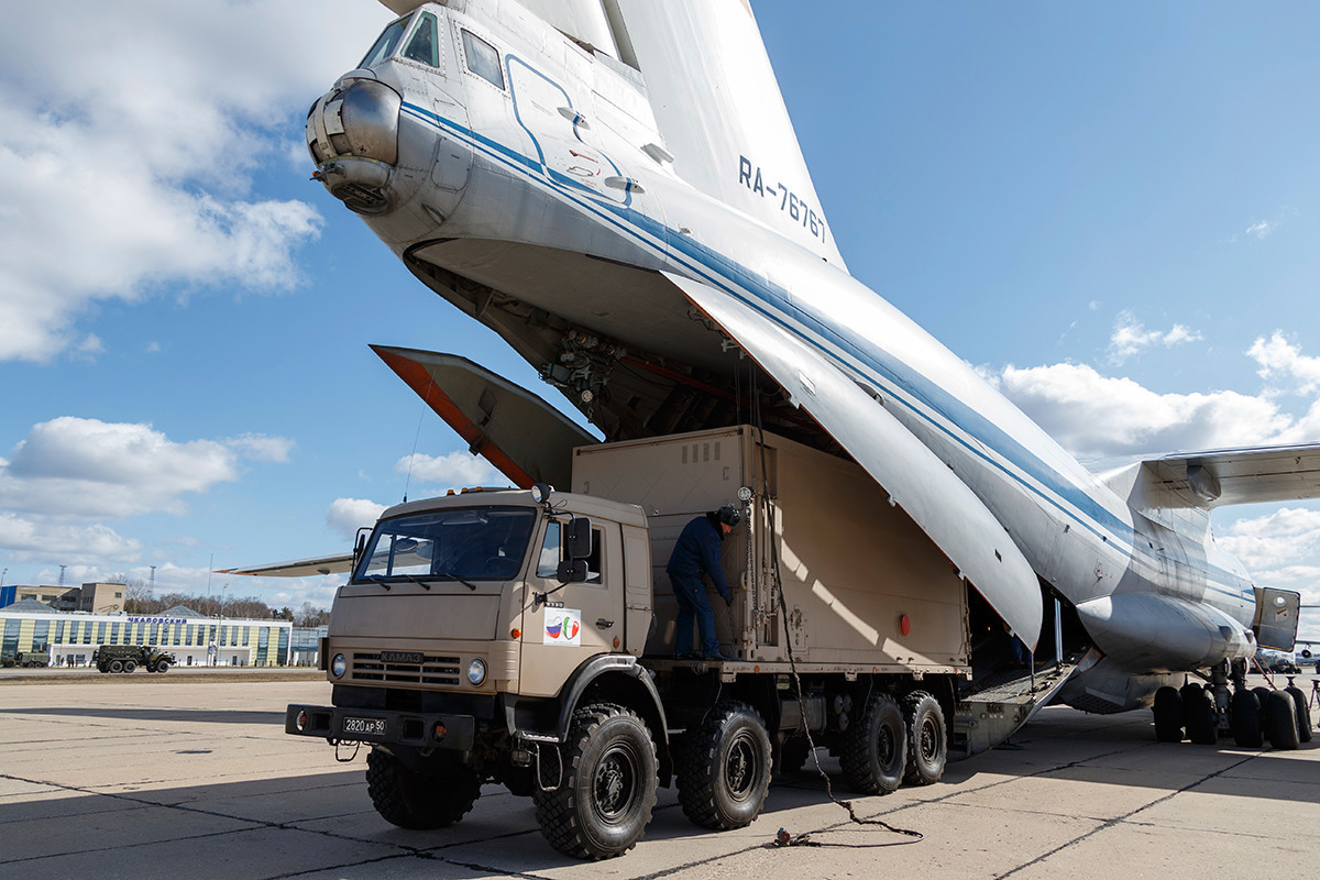 Devet glomaznih teretnih aviona Il-76 na utovaru opreme, vojni aerodrom Čkalovski u Moskvi. Rusija se sprema u Italiju poslati medicinsko osoblje i materijal.
