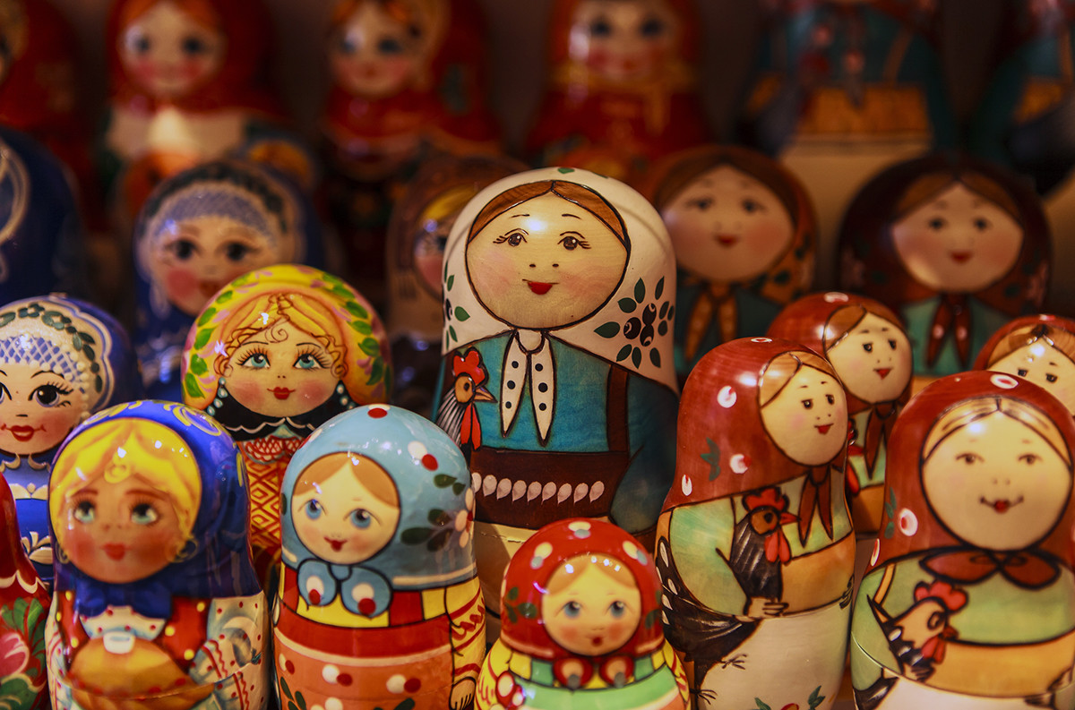 En bois miniatures garçon/fille poupées russe traditionnelle 