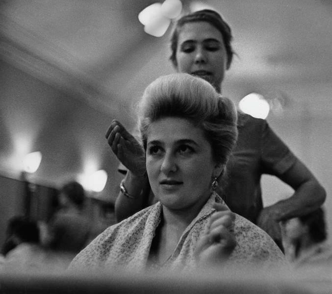 Au salon de coiffure, 1965