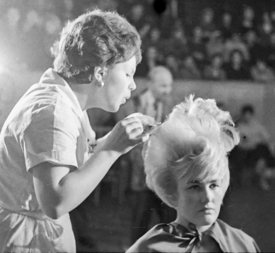 Tatiana Konstantinova, maître-coiffeuse « mains en or ». Concours des coiffeurs, 1962
