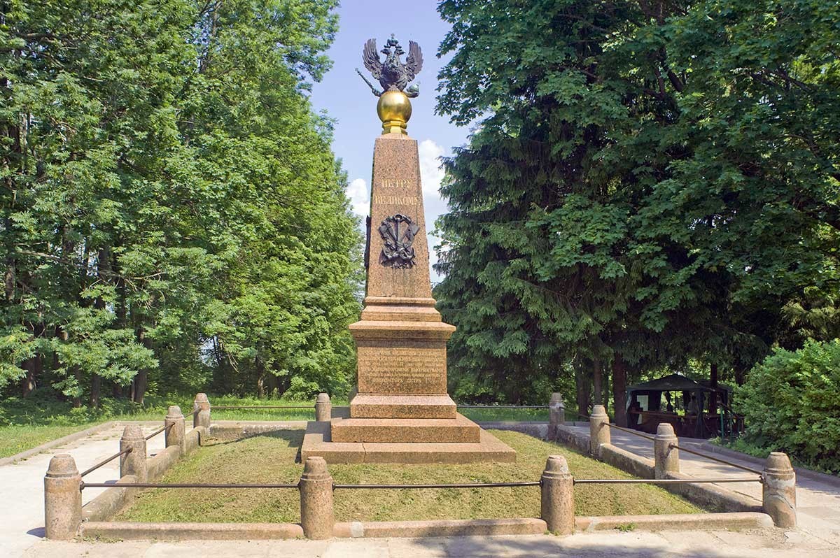 Veskovo. Monumento a Pedro el Grande. Vista hacia el lago Pleshchéievo. 7 de junio de 2019