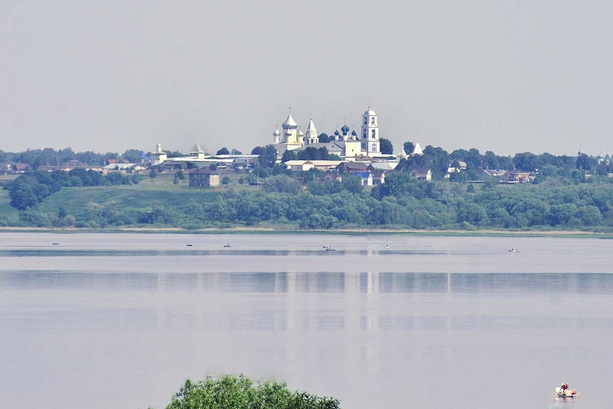 El lago Pleshchéievo. Vista desde Veskovo hacia el Monasterio de San Nicetas. 7 de junio de 2019