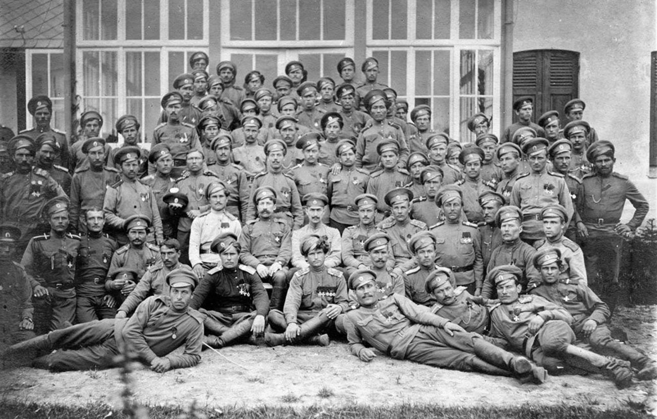 Nosioci Georgijevskog ordena iz Odreda od posebne važnosti. Stari Kemern. Srpanj 1916. U sredini ataman Leonid Punjin.