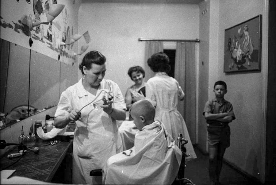 En la peluquería, atendiendo a niños. 1966