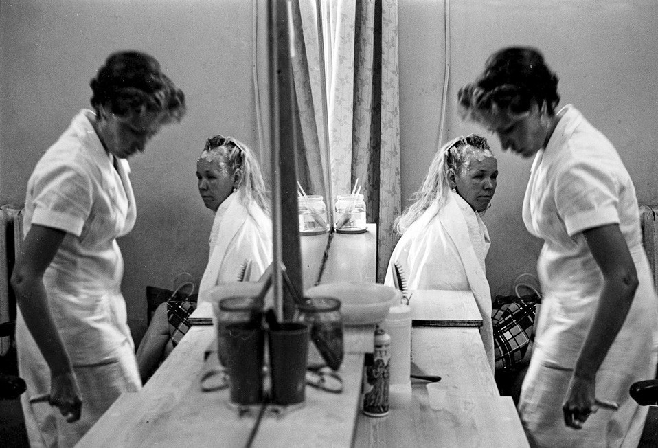 Zona de mujeres de una peluquería, 1981