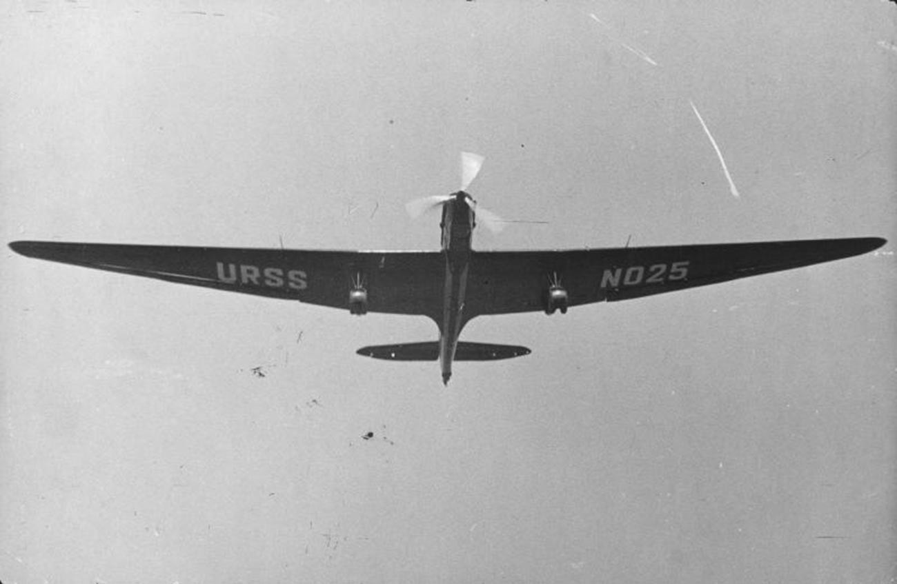 飛行中のANT-25