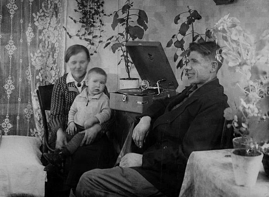 Лучший стахановец-огнеупорщик Магнитки В.Н. Бардаков и его семья слушают патефон в своей квартире, 1936