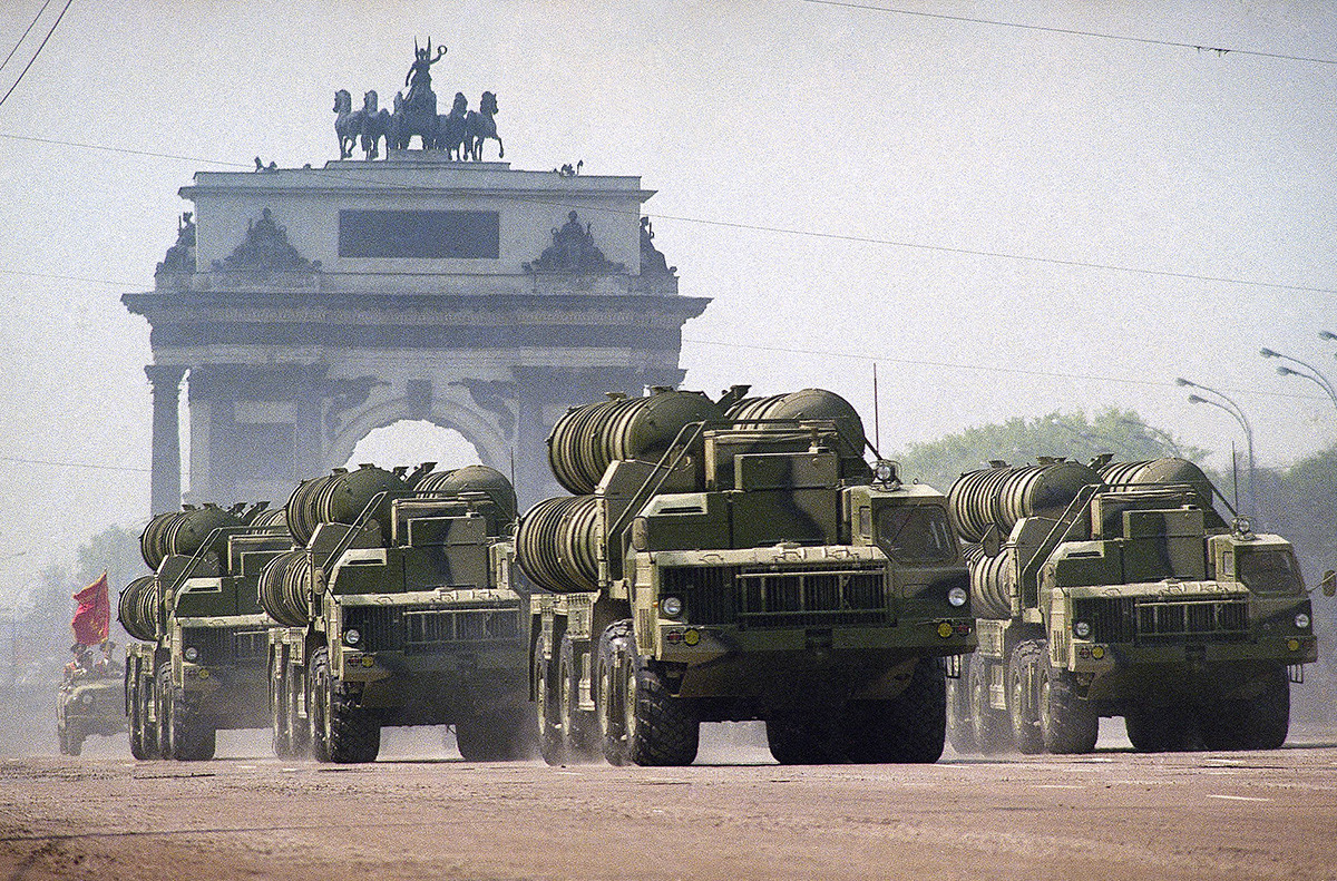 Военни камиони, превозващи ракети за С-300 на един от основните московски булеварди, минават през Триумфалната арка в Москва на 9 май 1995 г.