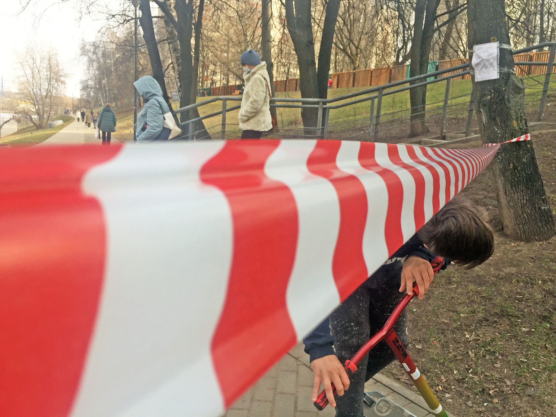 Warga menerobos garis pembatas di sebuah taman di kawasan Moskow.