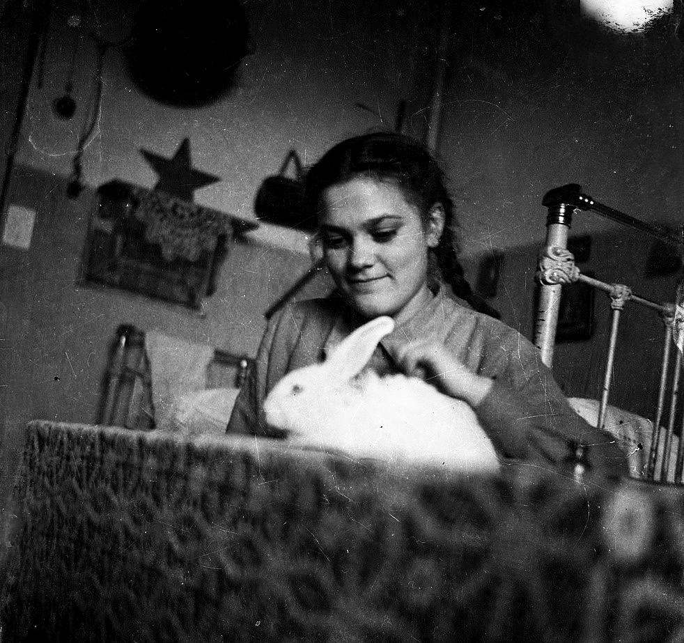 La estudiante de primer curso Maia Osia con un conejo, 1950-51. 