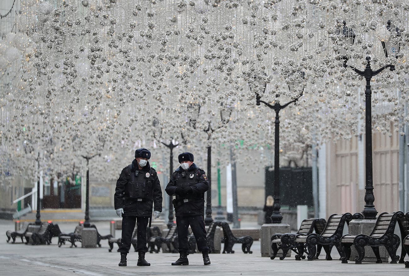 Policiais fazem ronda com máscaras em Moscou.