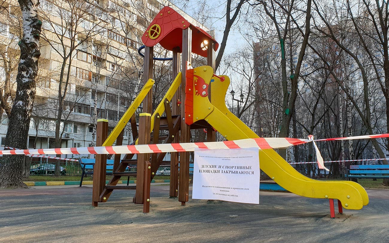 モスクワでは子供の遊び場も閉じられている。