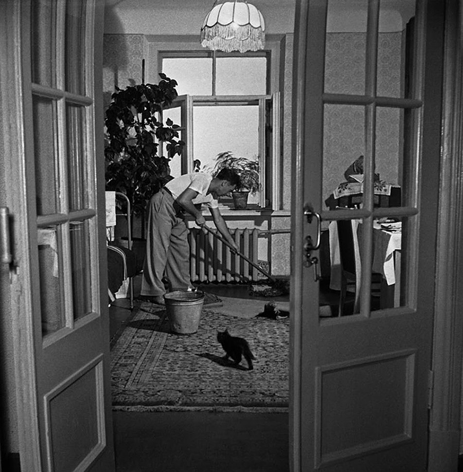 「部屋を掃除するグーセフ」、1958年