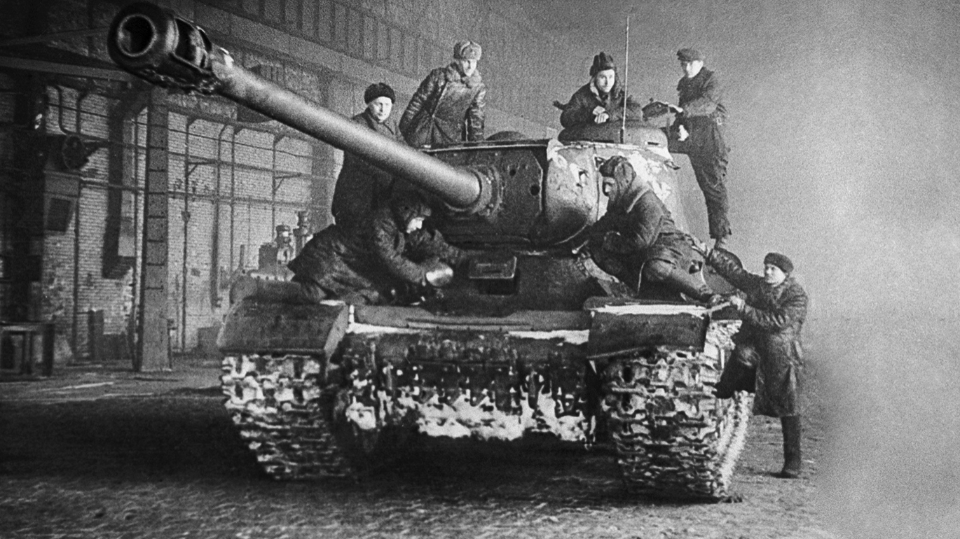 Фабрика „С. М. Киров“. Тешки тенк ИС-2 после ремонта, спреман да се шаље на фронт.
