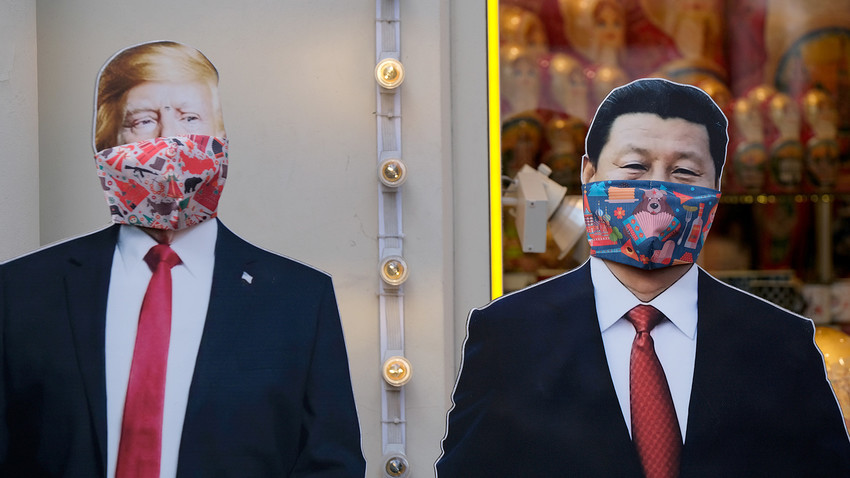 Potongan karton Presiden AS Donald Trump dan Presiden Tiongkok Xi Jinping yang dipasangi masker di sebuah toko suvenir di Moskow.