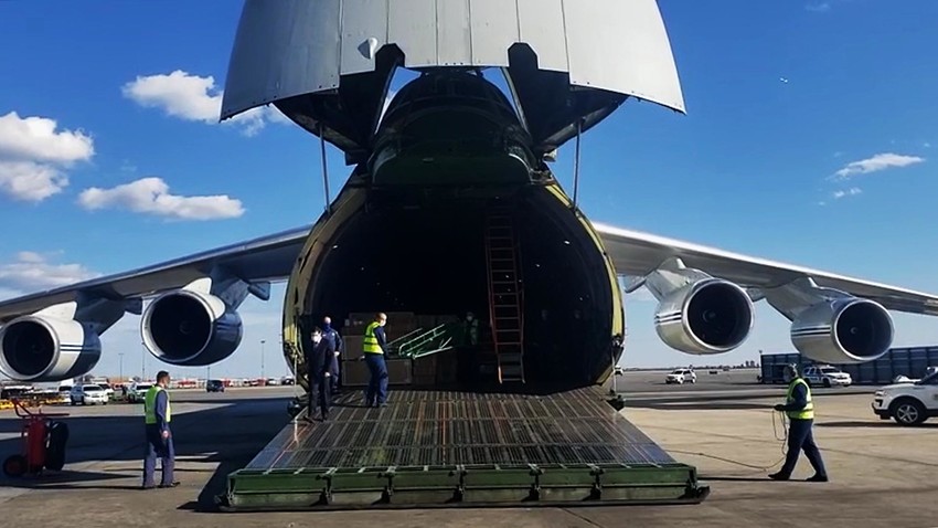 Руският самолет Ан-124 с медицинско оборудване за САЩ на летището в Ню Йорк.