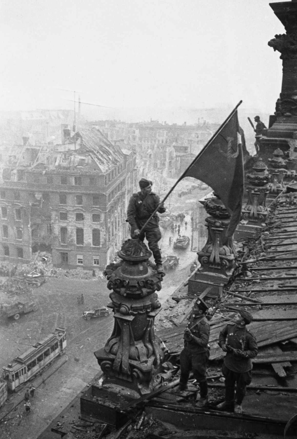 Le drapeau rouge sur le Reichstag, Berlin, 1945
