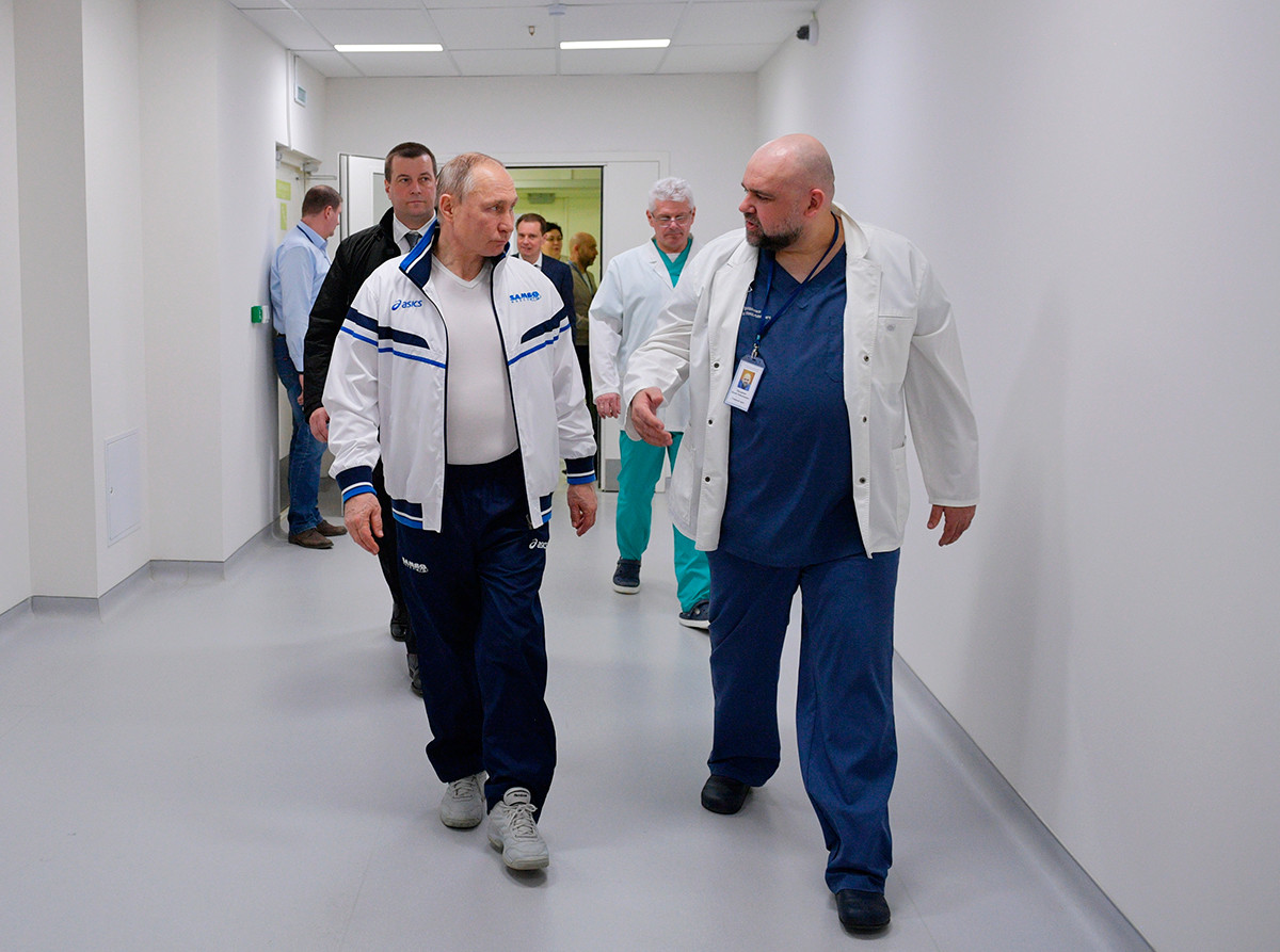 Vladímir Putin y el jefe del hospital Denis Protsenko
