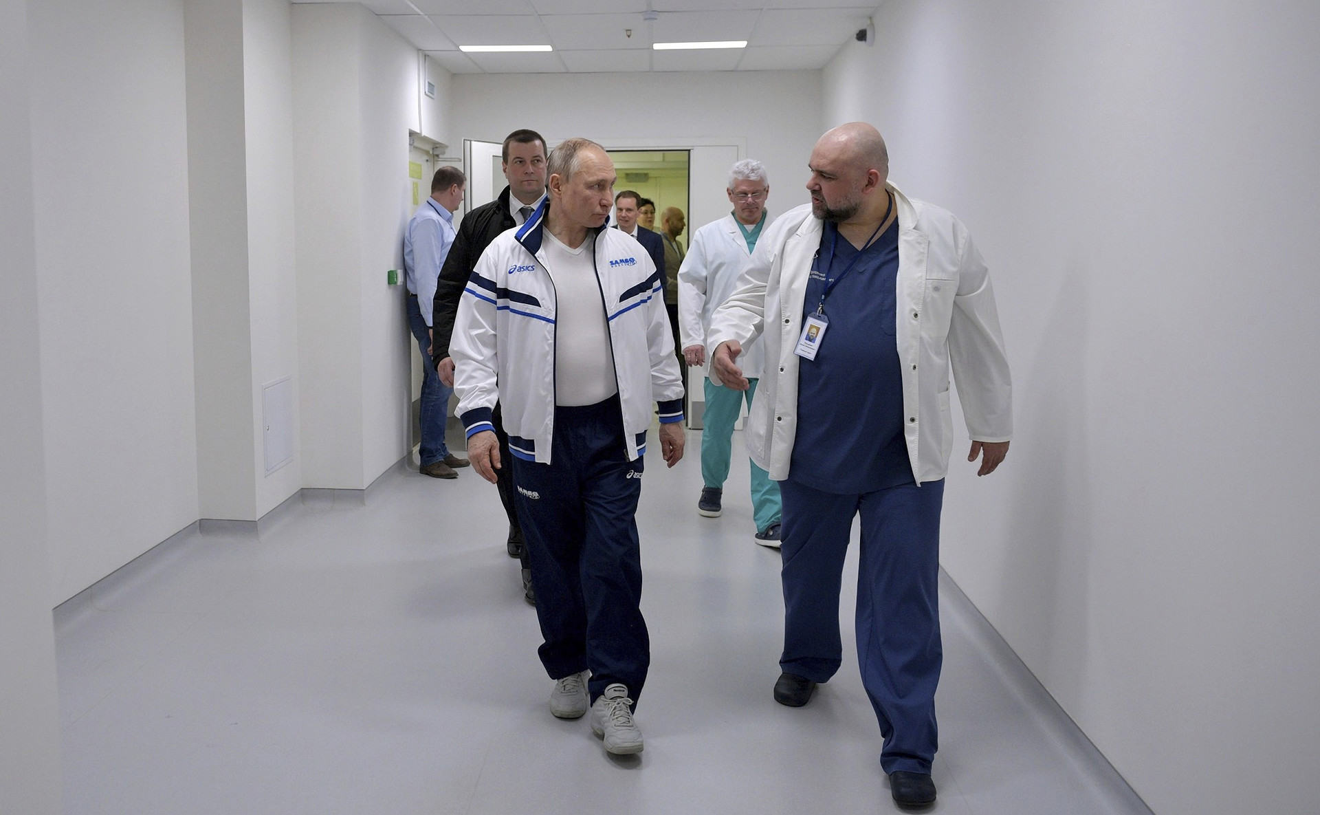Kepala Dokter Rumah Sakit Kota No.40 Denis Protsenko mendampingi Presiden Vladimir Putin sebelum mengenakan pakaian dekontamisasi untuk meninjau rumah sakit yang merawat pasien virus corona, Senin (24/3).