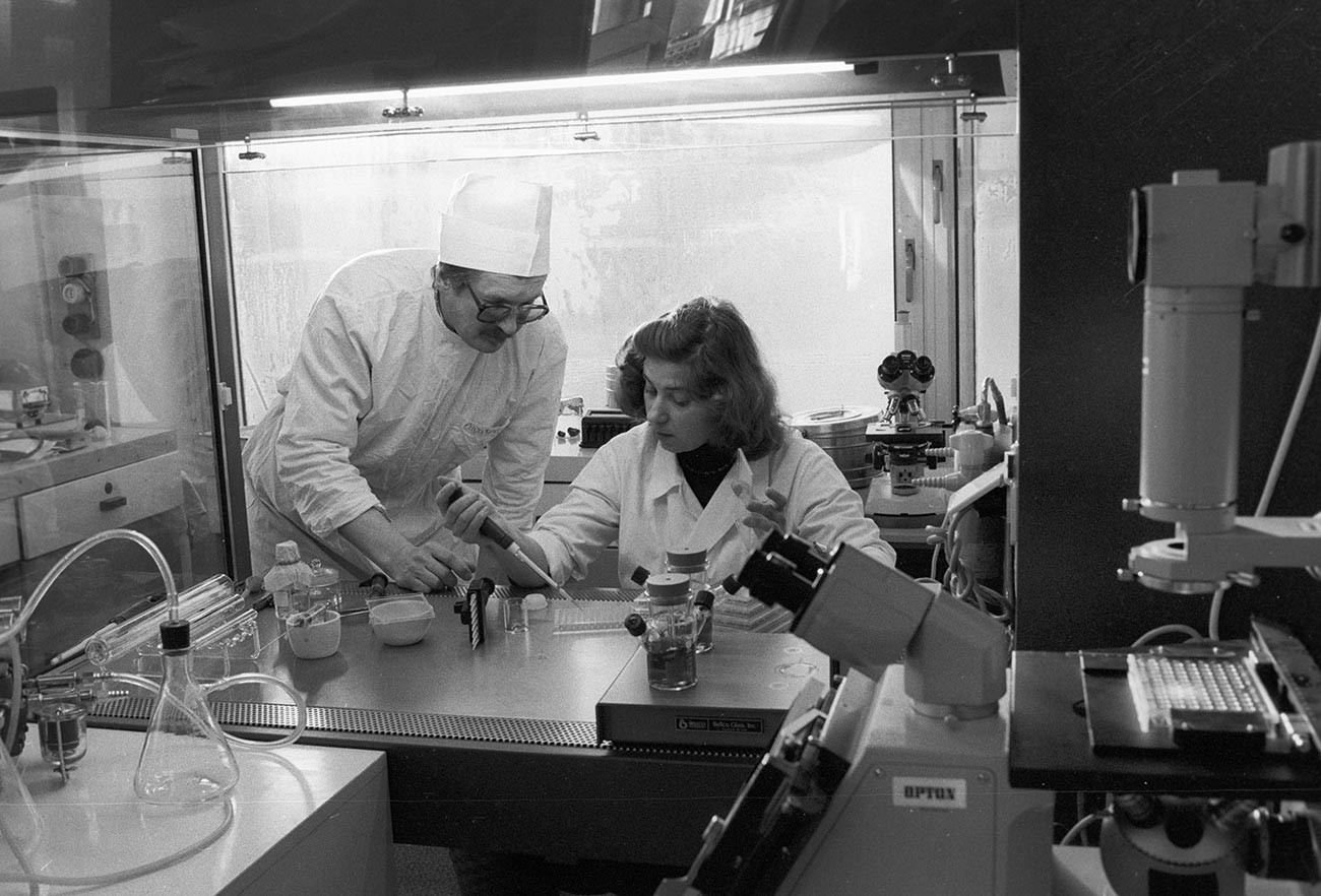 Dans un laboratoire de l'Institut d'immunologie du ministère de la Santé de l'URSS