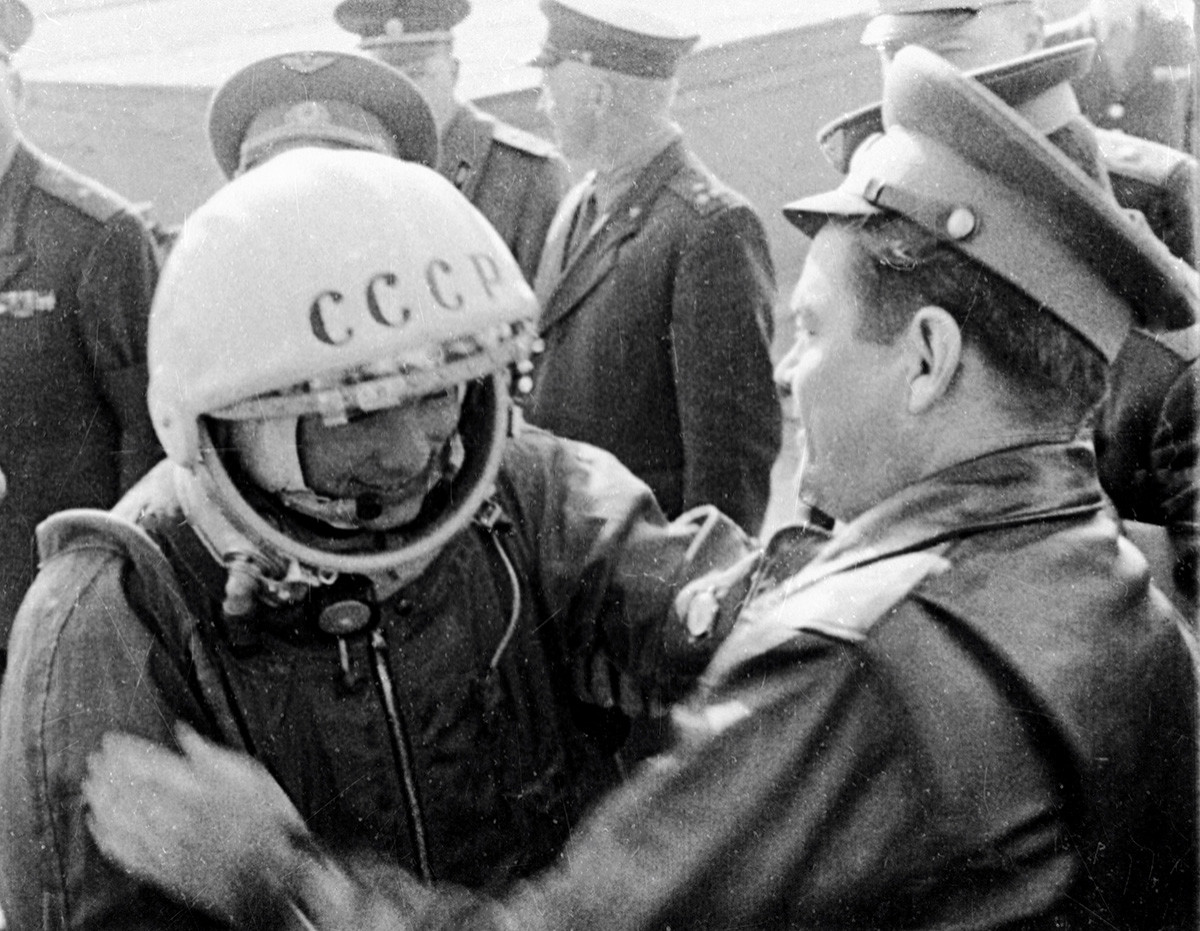 Jurij Gagarin se oprašta od prijatelja prije leta u svemir.