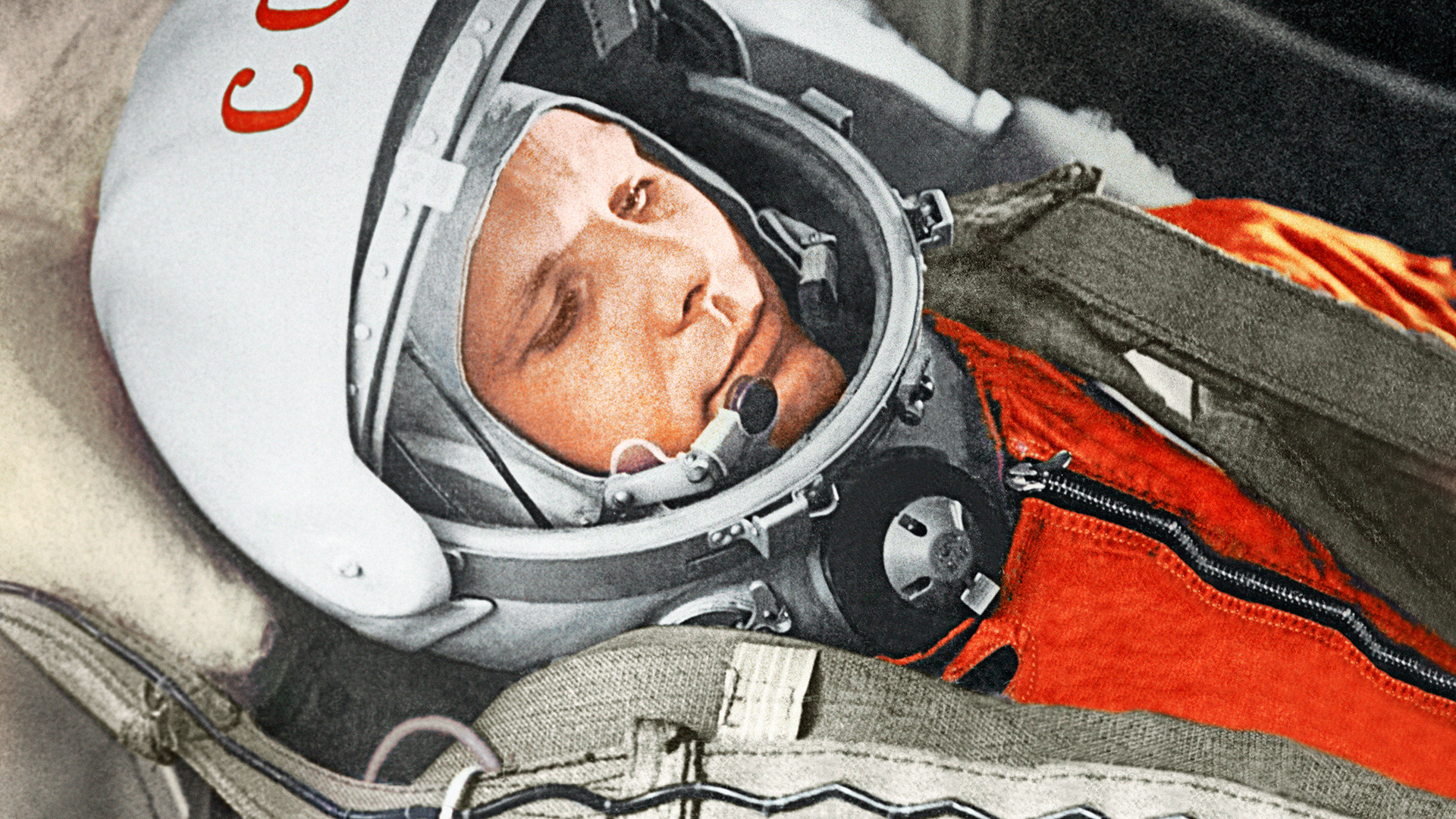 Юрий Гагарин в кабине космического корабля “Восток” во время первого в мире орбитального космического полета 12 апреля 1961 года.