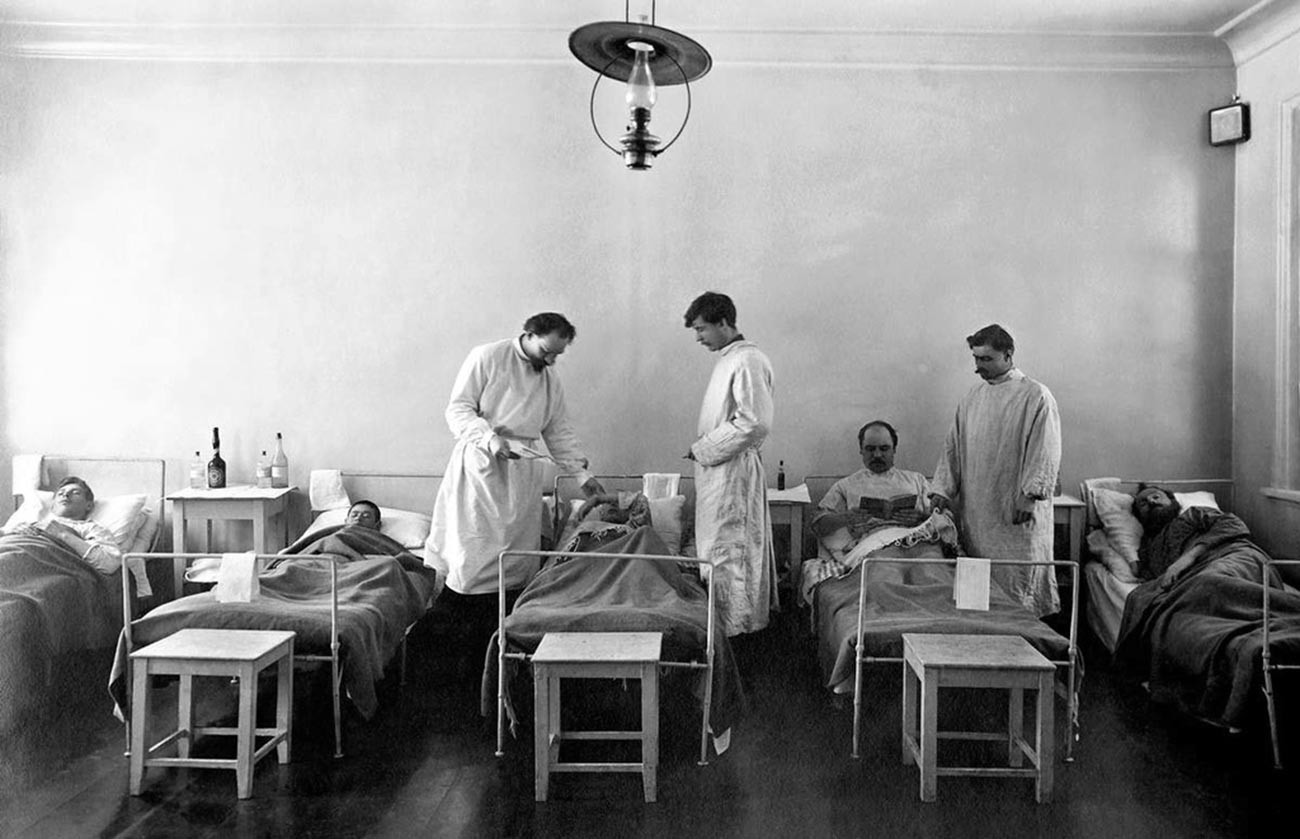 Sección masculina número 5 del hospital de infecciosos durante la ronda matinal.