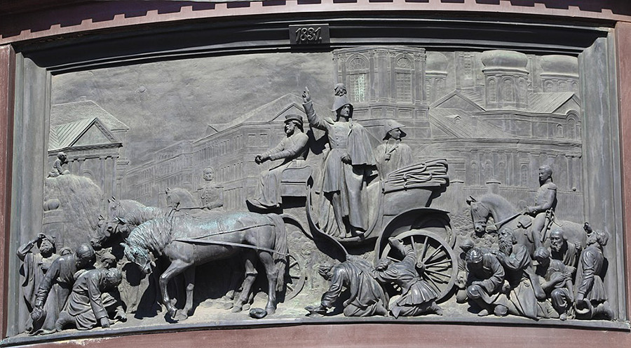 Nikolaj I. smiruje bunu na Trgu Sennaja (detalj spomenika Nikolaju I. u Sankt-Peterburgu)

