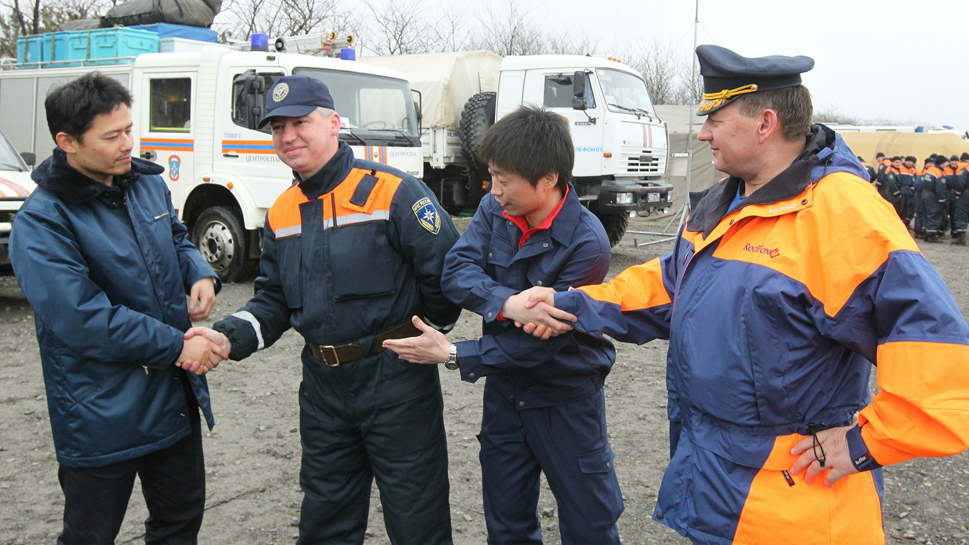 Des sauveteurs du ministère russe des Situations d'urgence au Japon après la catastrophe de Fukushima