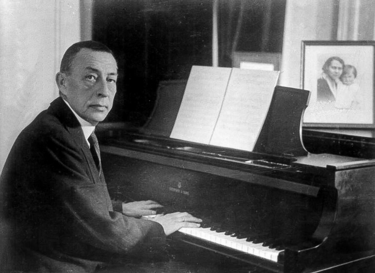 Sergej Rahmanjinov za Steinway klavirom.
