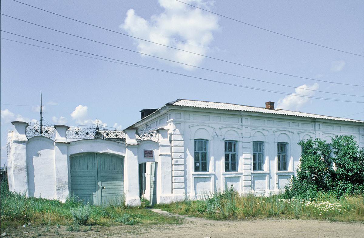 Kasli. House of fishmonger Egor Trutnev. Built in 1840. Gateway decorated with Kasli ironwork. July 14, 2003 