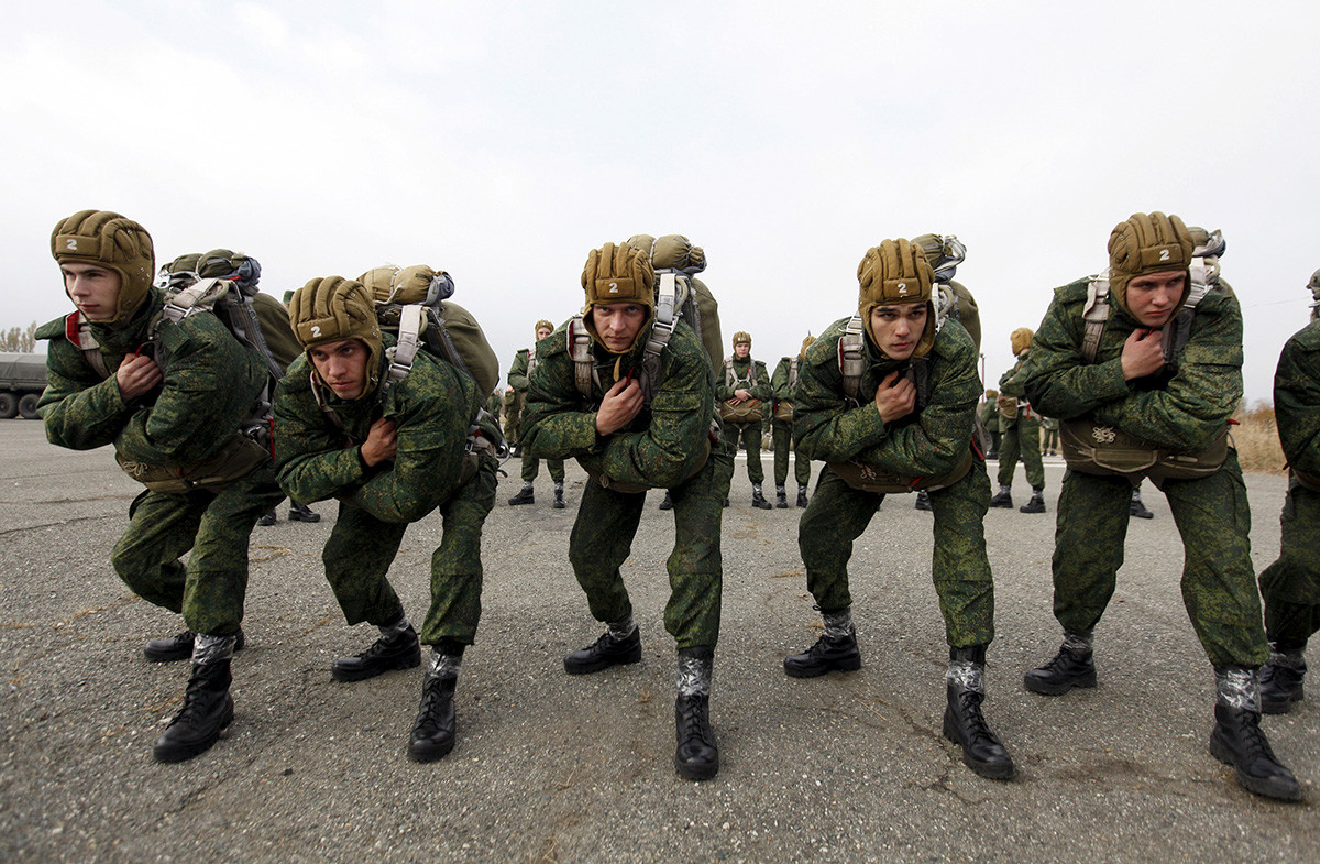 Para anggota wamil yang bergabung dengan pasukan penerjun payung Rusia bersiap-siap sebelum menaiki pesawat selama latihan di luar kota Stavropol.