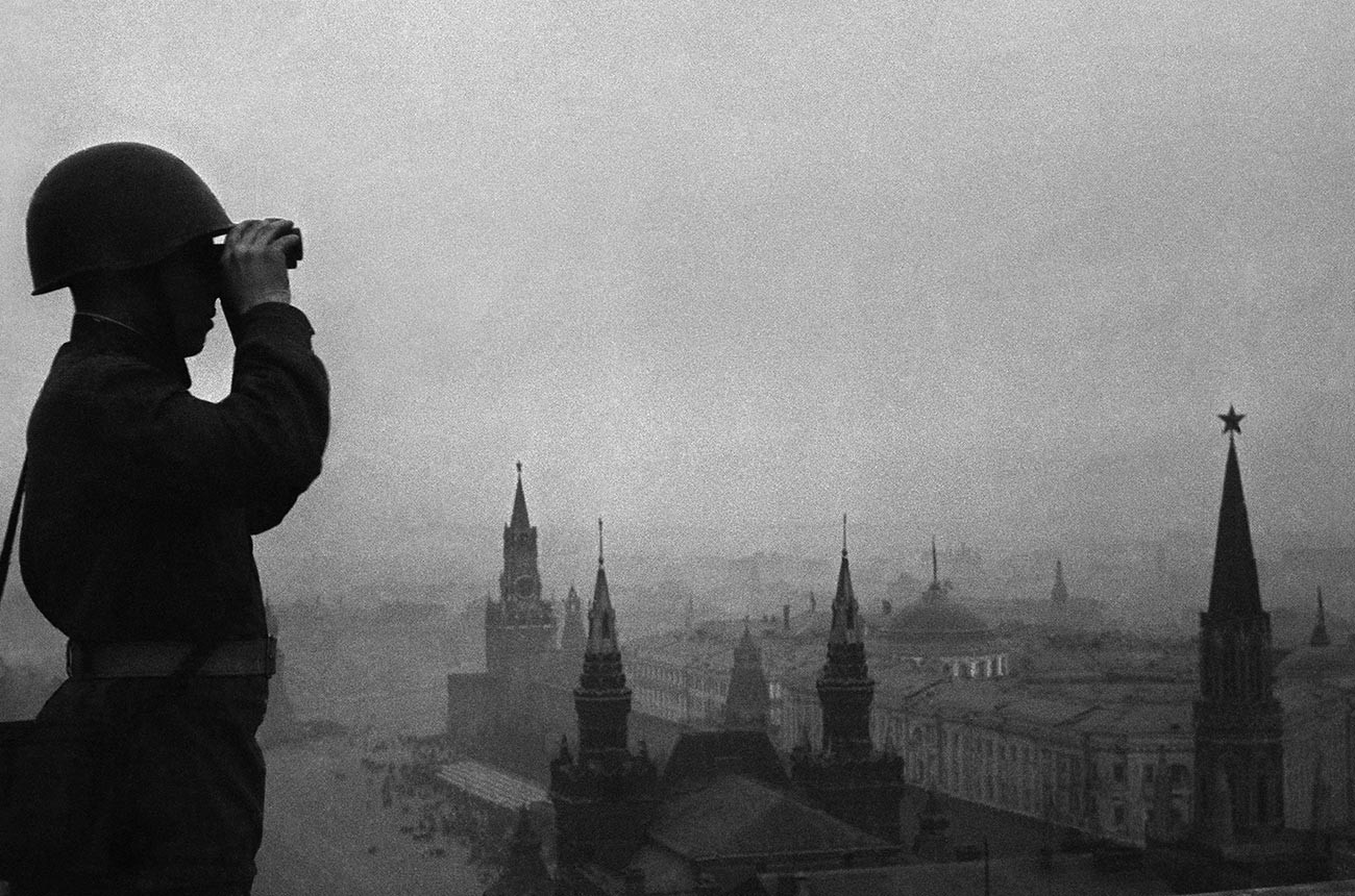 Pripadnik sovjetske protizračne obrambe med opazovanjem neba nad Moskvo, junija 1941