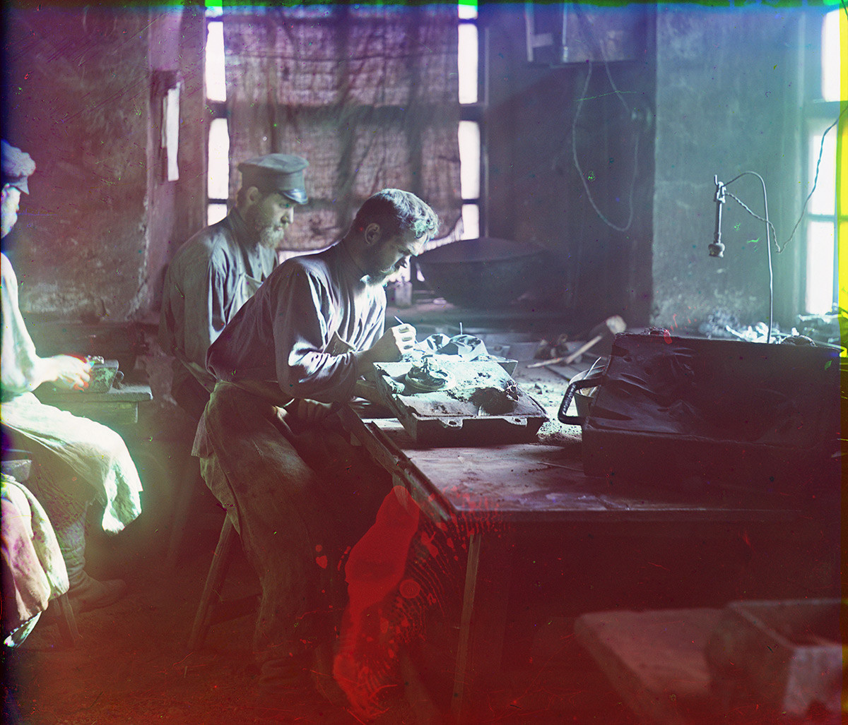Tovarna Kasli. Obrtniki, ki delajo s kalupi za litje železa. Poletje 1909
