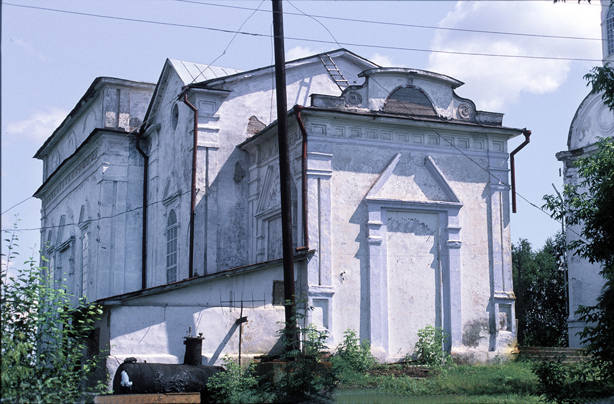 Cerkev svetega Nikolaja, pogled iz severozahoda. Kupole in zvonik so v sovjetskem obdobju razstavili, stavbo pa preuredili v klub. Pravoslavni cerkvi je bila vrnjena šele leta 1993. 14. julij 2003
