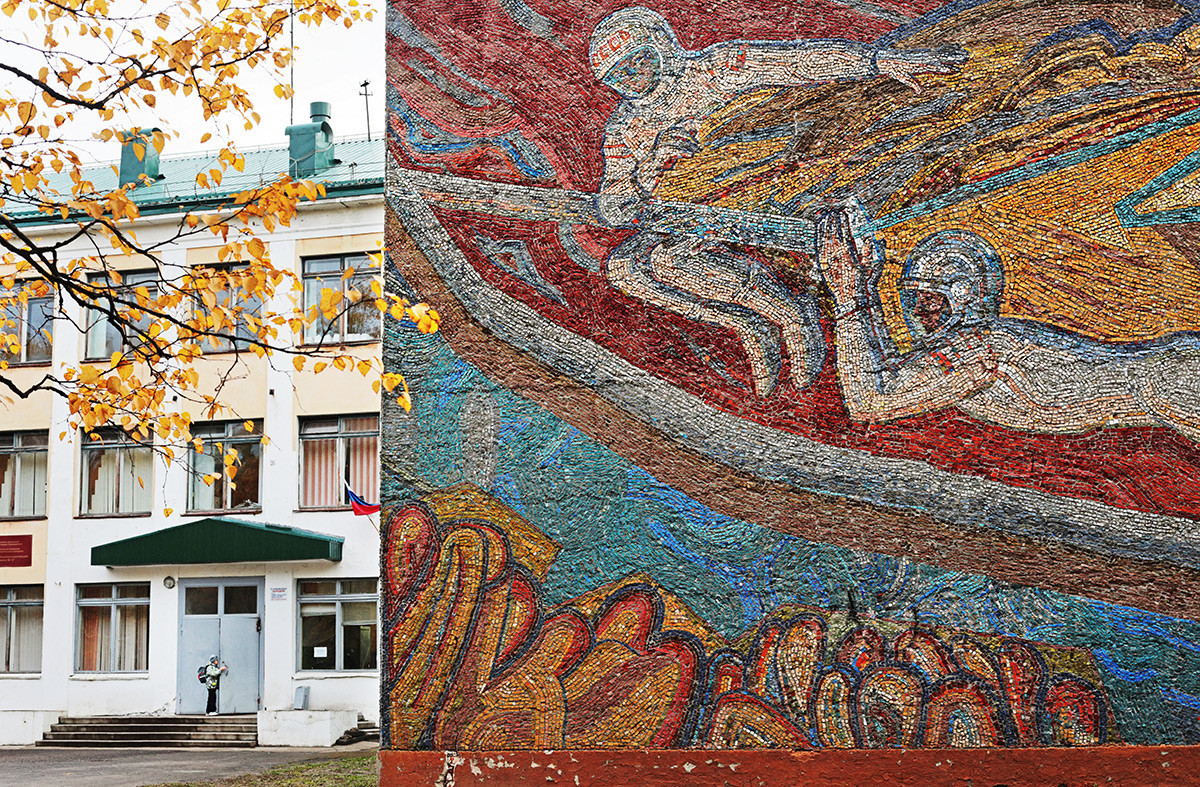 Пано со мозаик на фасада на училиште во Северодвинск.

