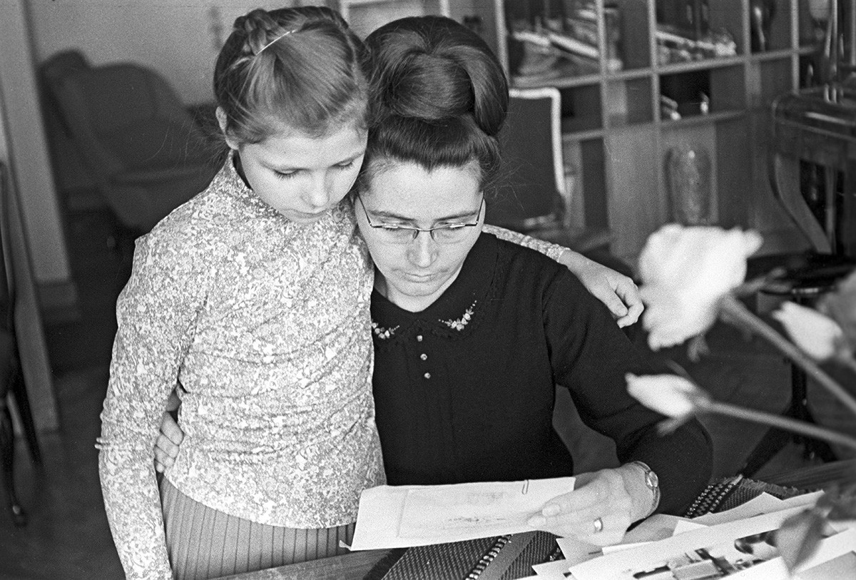 Valentina Gagarin dan anak perempuannya Galina.