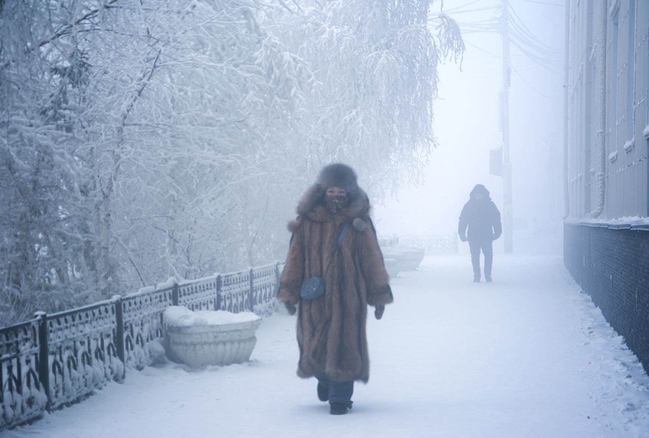 Хората на улицата в Якутск. Температурата на въздуха на територията на Якутия за първи път в сезона падна под -50 градуса.