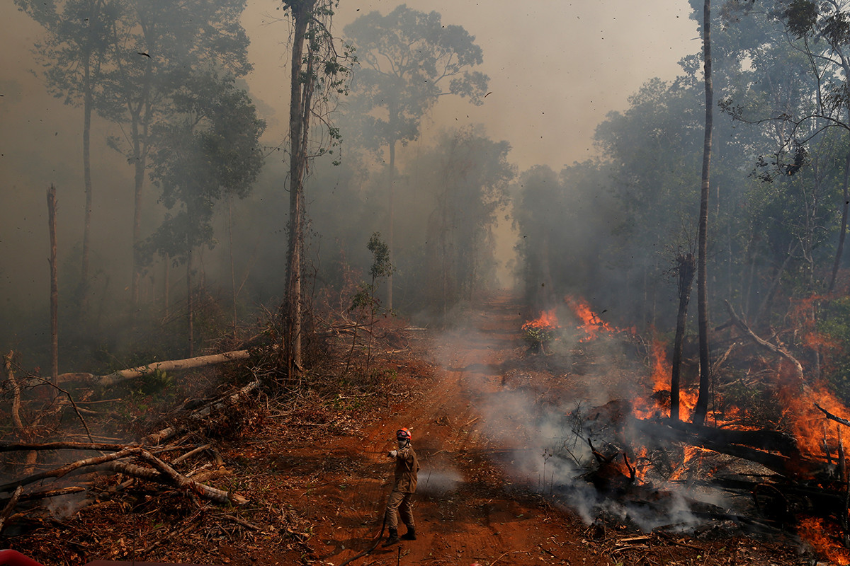 Un bombero de la operación ABAFA Amazonia sofoca un incendio en un bosque de la ciudad de Uniao do Sul, en Mato Grosso