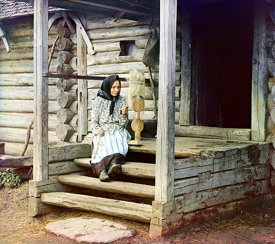 За пряжей. В деревне Изведово, 1910