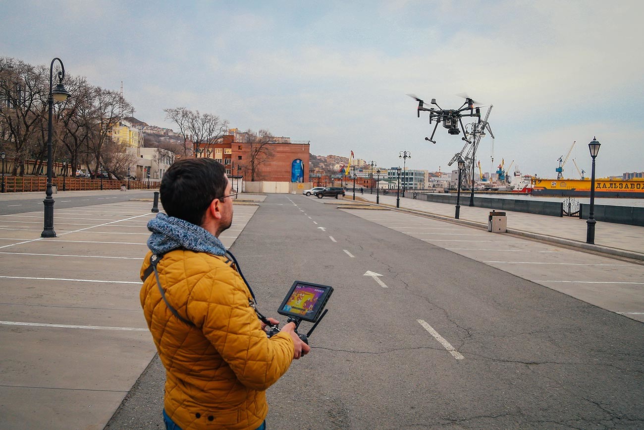 Тестови полет на дрон, който трябва да съблюдава режима на самоизолация във Владивосток.
